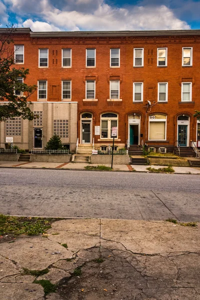 Case di fila e marciapiede incrinato a Baltimora, Maryland . — Foto Stock