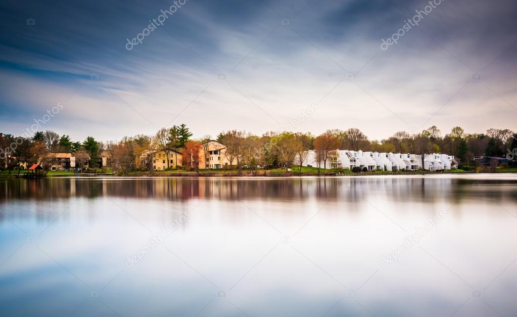 Long exposure of waterfront homes at Wilde Lake, in Columbia, Ma
