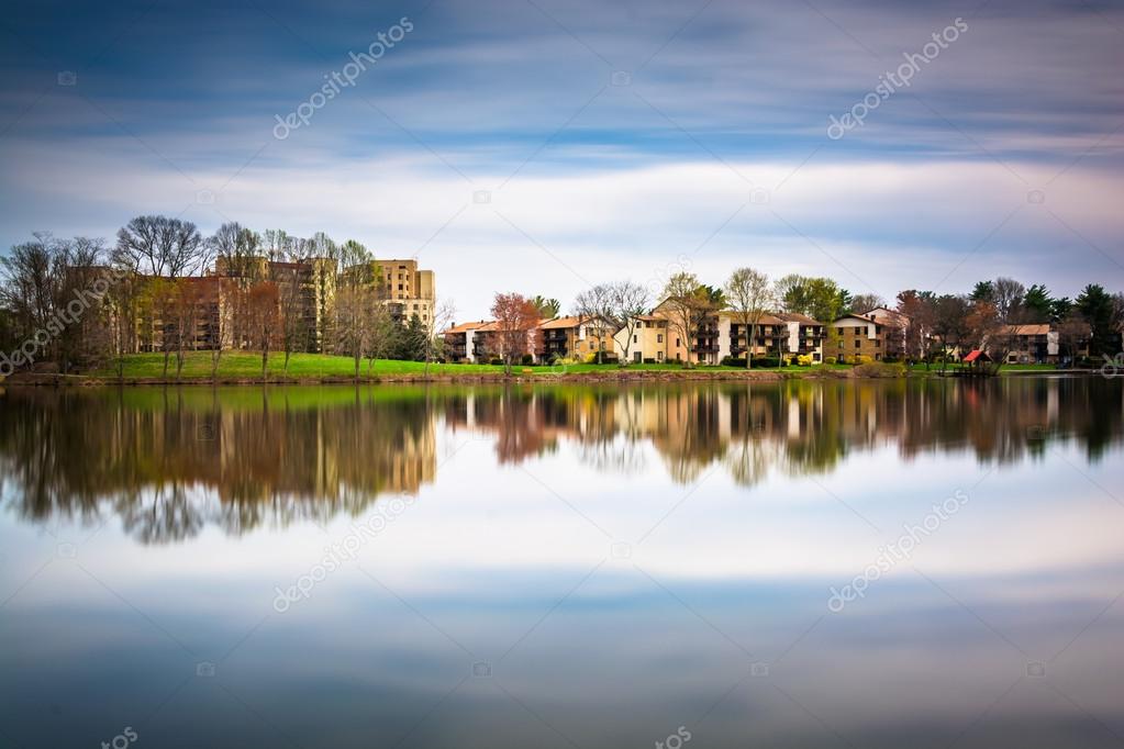Long exposure of waterfront homes at Wilde Lake, in Columbia, Ma
