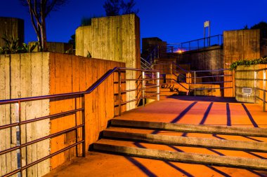 yükseltilmiş bir geçit Baltimore, maryland geceleri merdivende. 