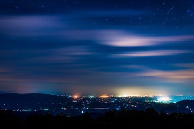yıldızlar ve bulutlar kasabalarda üzerinde gece gökyüzünde hareket sh