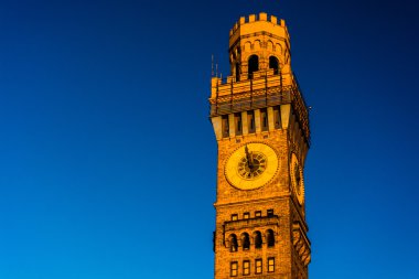 Baltimore, maryland bromo-seltzer kuleye günbatımı ışığı. 
