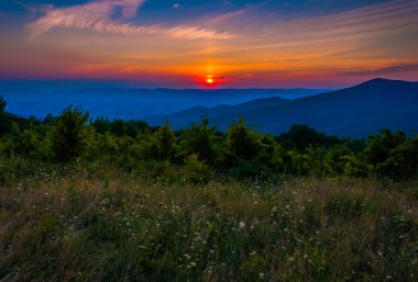günbatımı üzerinde bir çayır pass dağ overlook, skyline sürücü, s