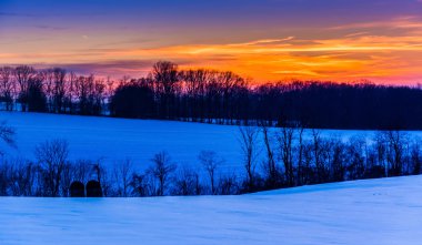 Günbatımı kırsal York County, kalem karla kaplı tepeler üzerinde