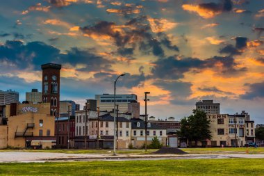 günbatımı üzerinde terk edilmiş eski şehir merkezi Baltimore, maryland. 