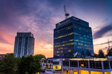towson, maryland binalarda gökyüzü günbatımı. 