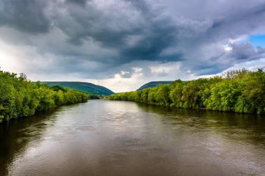 delaware Nehri portlan bir yaya köprüsü üzerinden görüldü