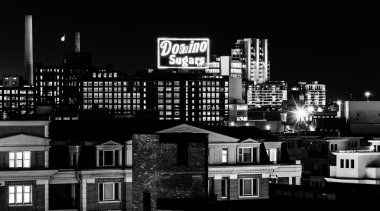 federal hill, baltimore domino şeker fabrikasından geceleri,