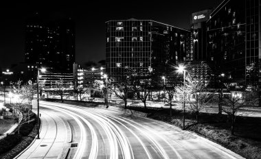 hyatt regency ve geceleri de balti ışık Caddesi üzerinde trafik