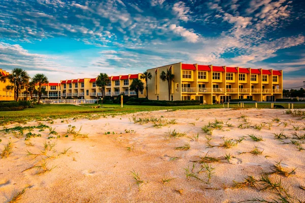 Sand dunes and beachfront hotel at St. Augustine Beach, Florida. — Stock Photo, Image