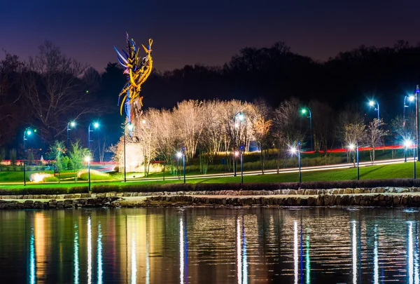 Heykel ve Marnixkade potomac Nehri, gece, ışıklar — Stok fotoğraf