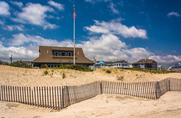 Sand dunes and houses in Ocean City, New Jersey. — Stock Photo, Image