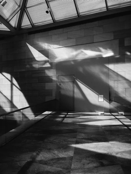 国民のギャラリーの o の東棟の光と影 — ストック写真