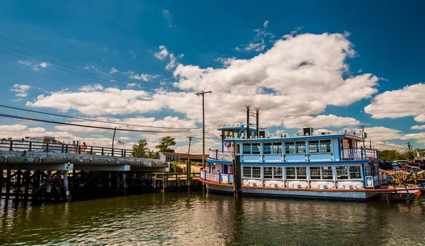 Schiff und Brücke im Hafen an der Stelle angenehmer Strand, neues Trikot — Stockfoto