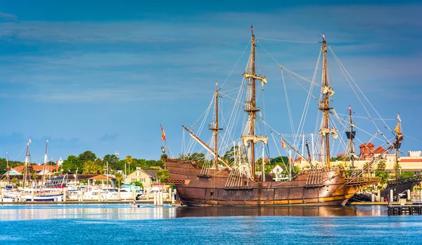 Het schip in de haven van st. augustine, florida. — Stockfoto