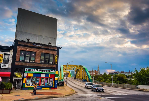 Geschäfte und Verkehr auf der Howard Street Bridge in Baltimore, Mary — Stockfoto