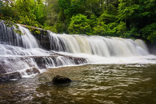 Vista lateral de Hooker Falls en el río Little en Dupont State Fo — Foto de Stock