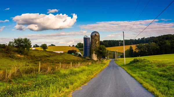 Silosy na wiejskiej drodze, w wiejskich york county, w stanie Pensylwania. — Zdjęcie stockowe