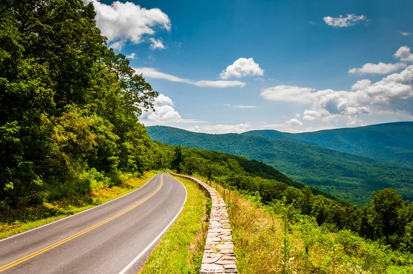 Skyline Drive y vista de las montañas Blue Ridge, en Shenandoa —  Fotos de Stock