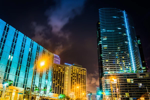 Wolkenkrabbers langs brickell avenue in het centrum van miami, florida. — Stockfoto