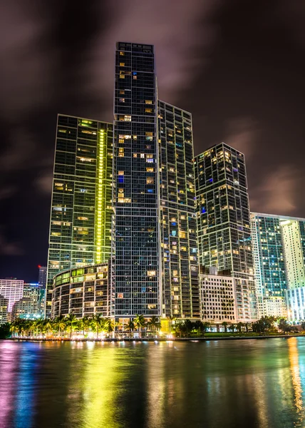 Skyscrapers along the Miami River at night, in downtown Miami, F — Stock Photo, Image