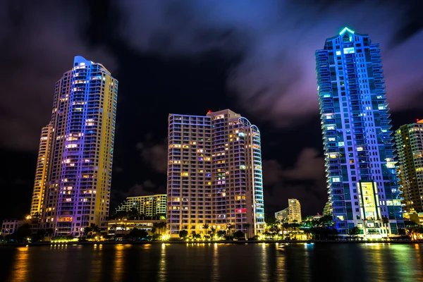 Wolkenkrabbers langs de miami river in de nacht, in het centrum van miami, f — Stockfoto