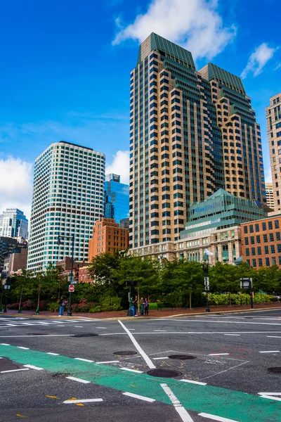 Rascacielos y calle en el centro de Boston, Massachusetts . — Foto de Stock