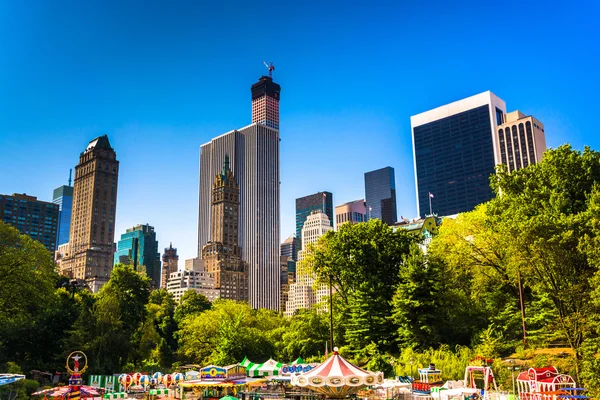 Skyskrapor på manhattan sett från central park, ny yor — Stockfoto