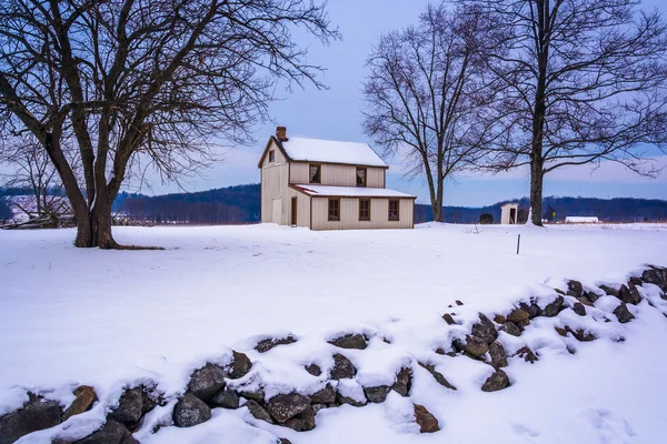 Small house in a snow-covered field in Gettysburg, Pennsylvania. — Stock Photo, Image