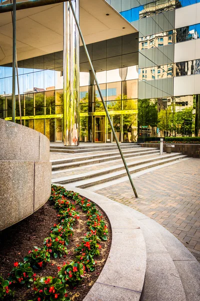 Petit jardin et un bâtiment moderne au centre-ville de Richmond, Virgini — Photo