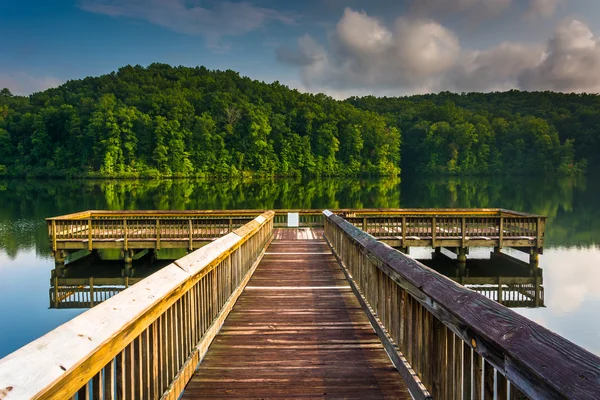 Kleiner pier am see oolenoy, table rock state park, südlich carolin — Stockfoto