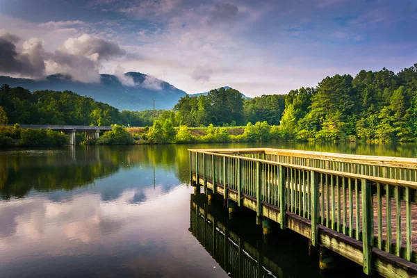 Kis mólóval és kilátás-ból asztal rock lake oolenoy, táblázat rock st — Stock Fotó