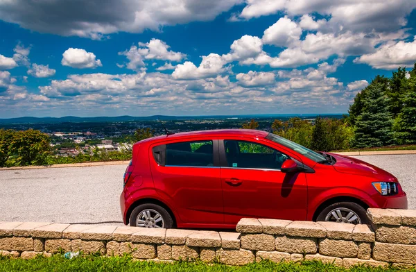 Small red hatchback and view of York, Pennsylvania. — Stock Photo, Image
