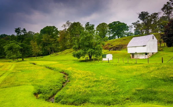 Pequeño arroyo y granja en el condado rural de Baltimore, Maryland . —  Fotos de Stock