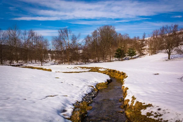 Small stream through a snow covered farm field in rural Carroll — Stock Photo, Image