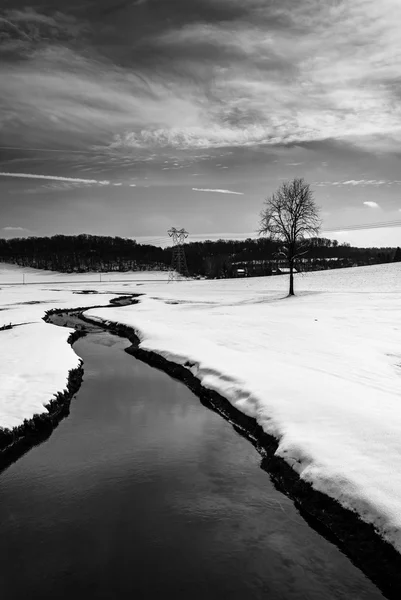 Malý potok sněhem zahrnuty oblasti hospodářství ve venkovských carroll — Stock fotografie