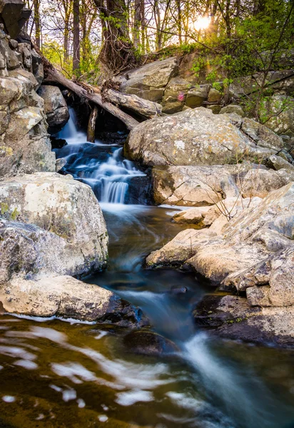 Small waterfall on a stream at Great Falls Park, Virginia. — Stock Photo, Image