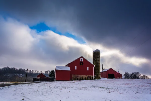 Sněhem pokryté oblasti a stodola ve venkovských york county, Pensylvánie — Stock fotografie