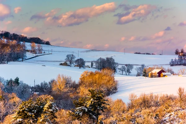 Śnieg objęte wzgórz i pól rolniczych o zachodzie słońca, w wiejskich kraju york — Zdjęcie stockowe