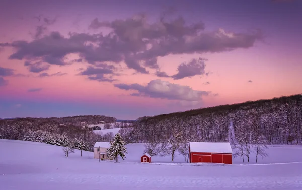 눈 덮여 농장과 언덕 시골 뉴욕 기에 석양 — 스톡 사진