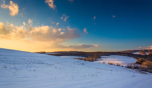 Snö täckta kullar och gård fält i solnedgången, i landsbygdsområden york utveck — Stockfoto