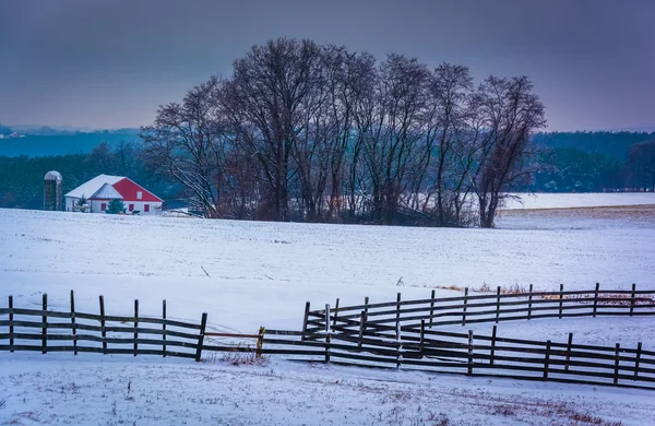 Zasněžené zemědělská pole a stodola ve venkovských york county, pennsylv — Stock fotografie