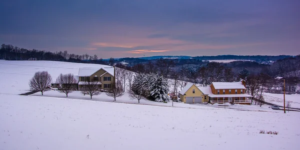 Zasněžené pole a kopcovité venkovské carroll county, m — Stock fotografie