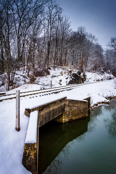 Ponte ferroviario coperto di neve su un torrente nel Carroll Count rurale — Foto Stock