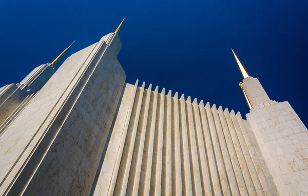 Spires of the Washington DC Mormon Temple in Kensington, Marylan — Stock Photo, Image