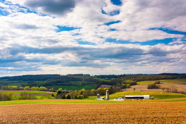 Spring view of farm fields and rolling hills in York County, Pen — Stock Photo, Image