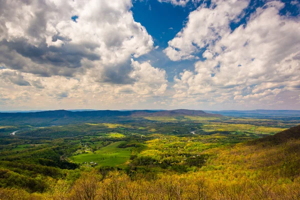 Voorjaar weergave van de shenandoah vallei vanaf skyline drive in shena — Stockfoto