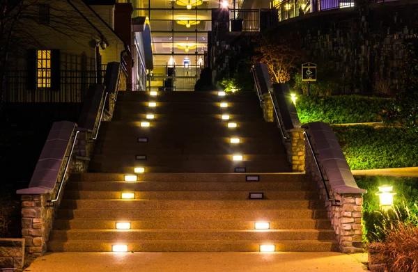 Geceleyin merdiven national Harbor, maryland. — Stockfoto