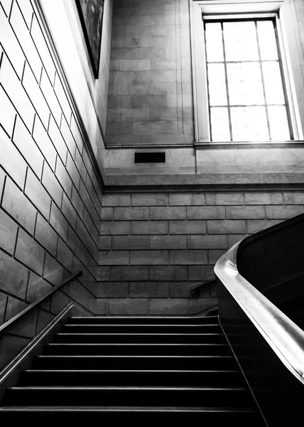 Лестница в Национальной галерее искусств, Вашингтон, округ Колумбия . — стоковое фото