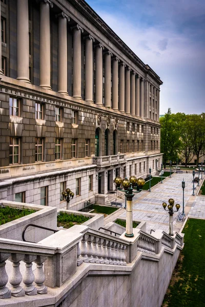 Stairs and a building at the Capitol Complex in Harrisburg, Penn — Stock Photo, Image